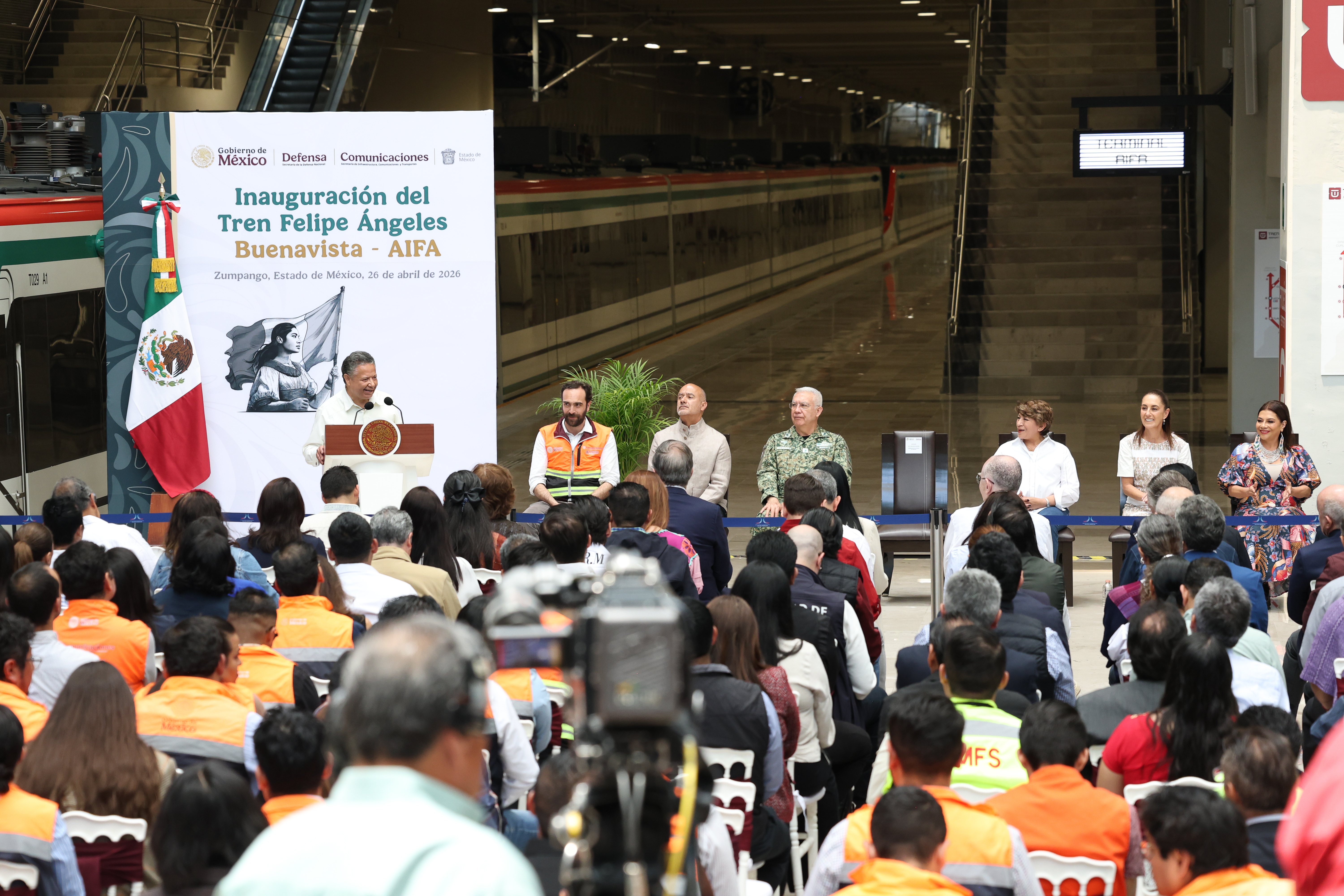 Julio Menchaca acompaña la inauguración del tren Buenavista–AIFA
